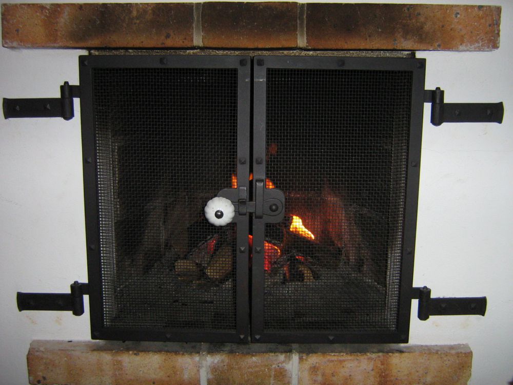 kovaná mřížka ke krbu
