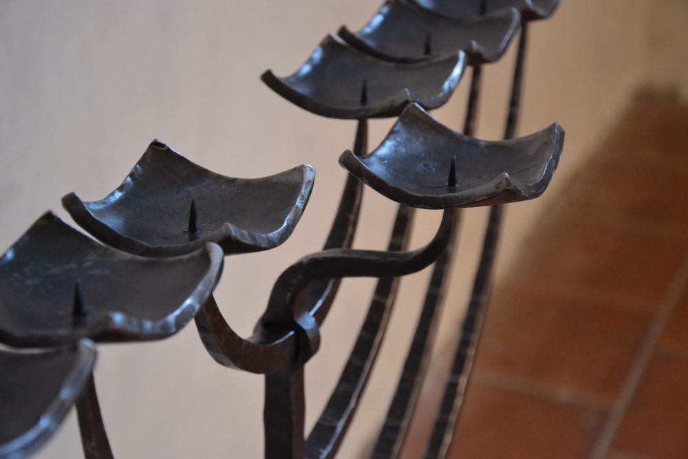 kovaný židovský svícen devítiramenný - chanuka - detail